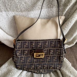 Authentique Zucca print Fendi shoulder bag in excellent condition